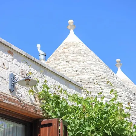 Trulli Ericla con campo da tennis