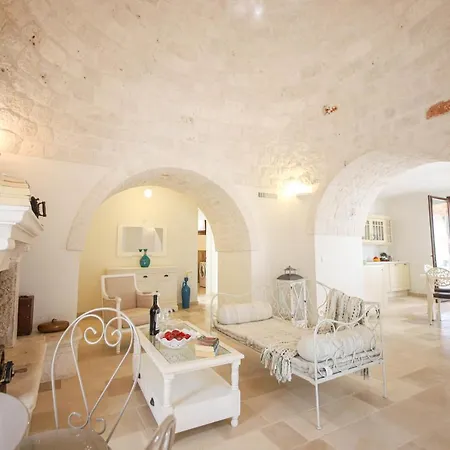 Trulli Ericla con campo da tennis Villa