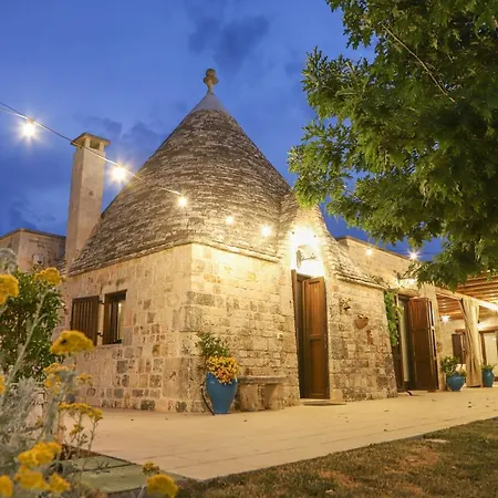 Trulli Ericla con campo da tennis