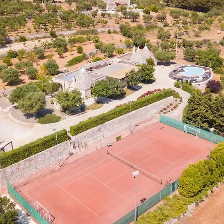 Trulli Ericla con campo da tennis Villa