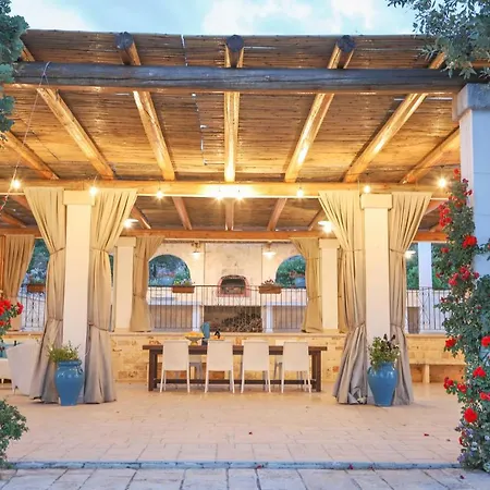 Villa Trulli Ericla con campo da tennis *